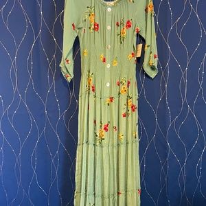NWT Beautiful Floral Maxi Dress for Women, size Medium!